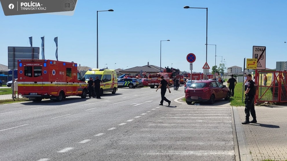 V Dunajskej Strede sa vznietila strecha predajne áut