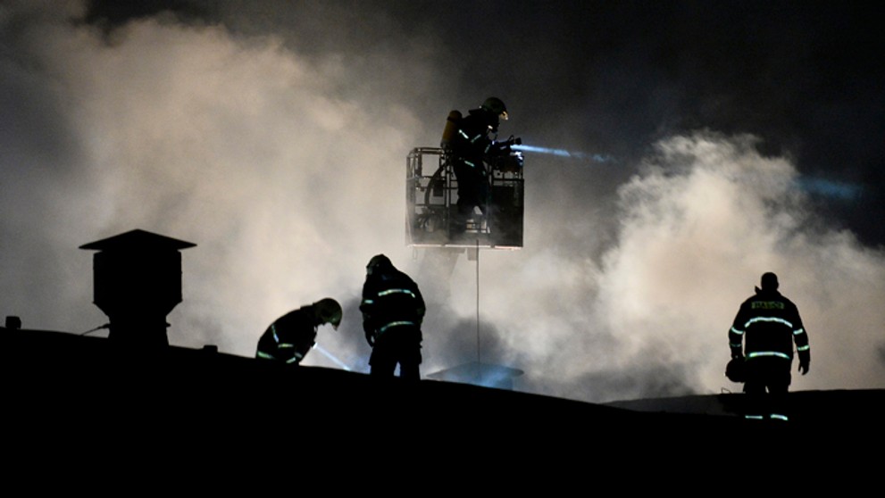 Hasiči likvidujú požiar výrobnej haly v Považskej Bystrici