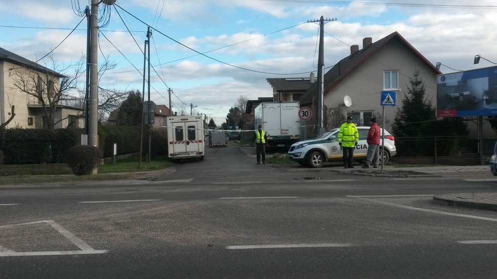 V obci Rovinka pri Bratislave zasahujú policajti, pod jedným z áut pri rodinnom dome je vraj bomba.
