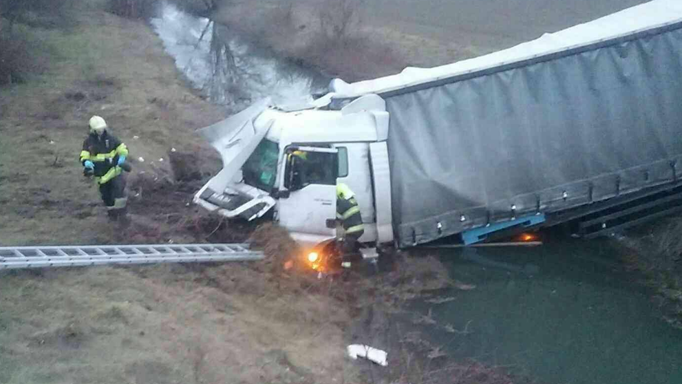 Havarovaný kamión na D1.