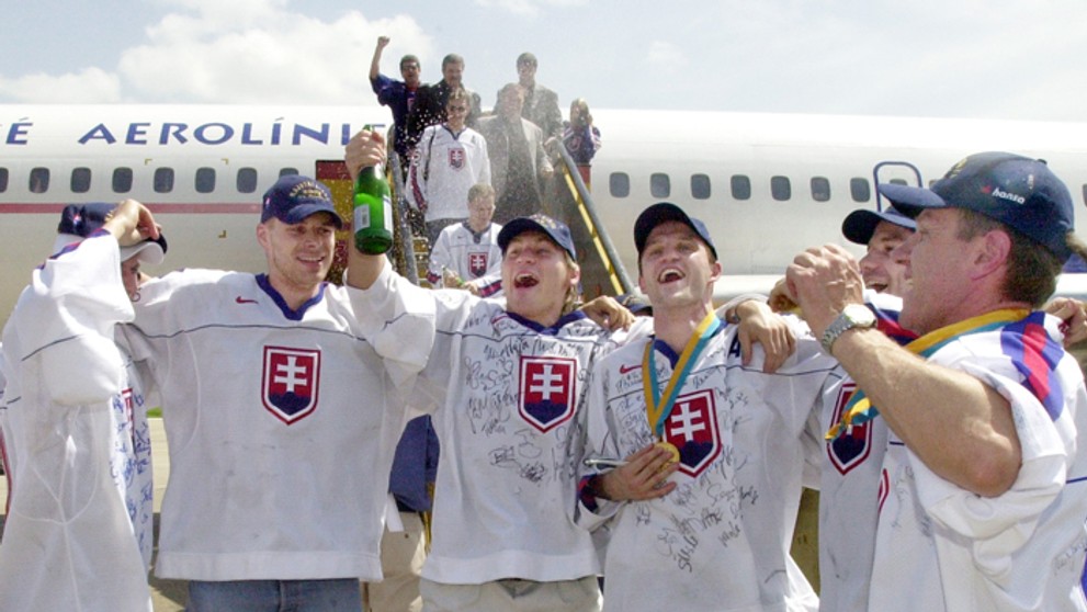 Hokejisti 12. mája 2002 prileteli do Bratislavy z Göteborgu po zisku zlatých medailí.