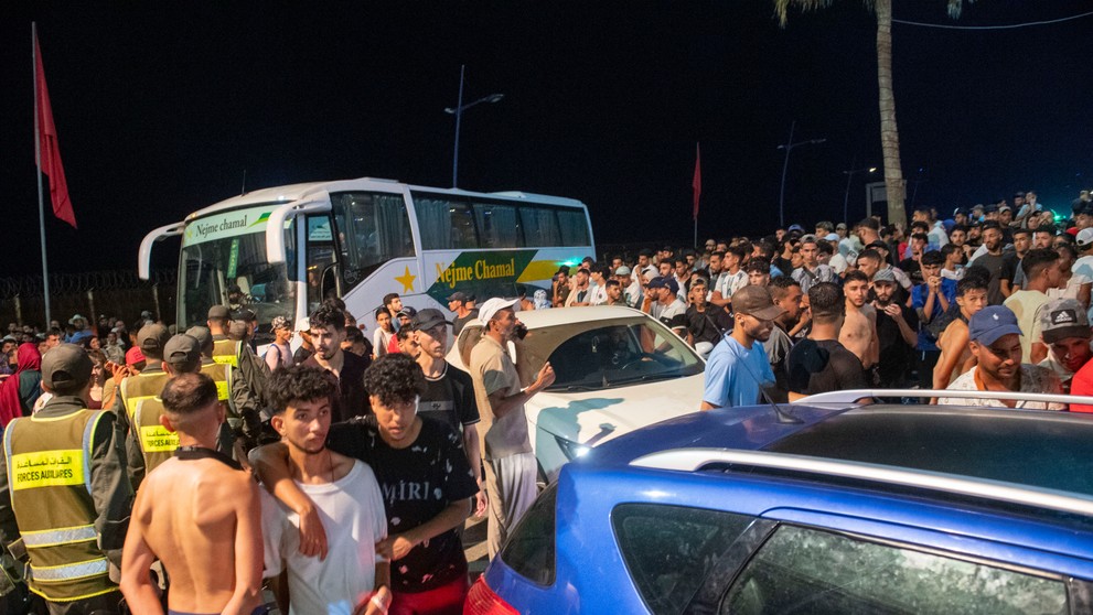 Migranti prenikajú z Maroka do španielskej enklávy Ceuta v severnej Afrike