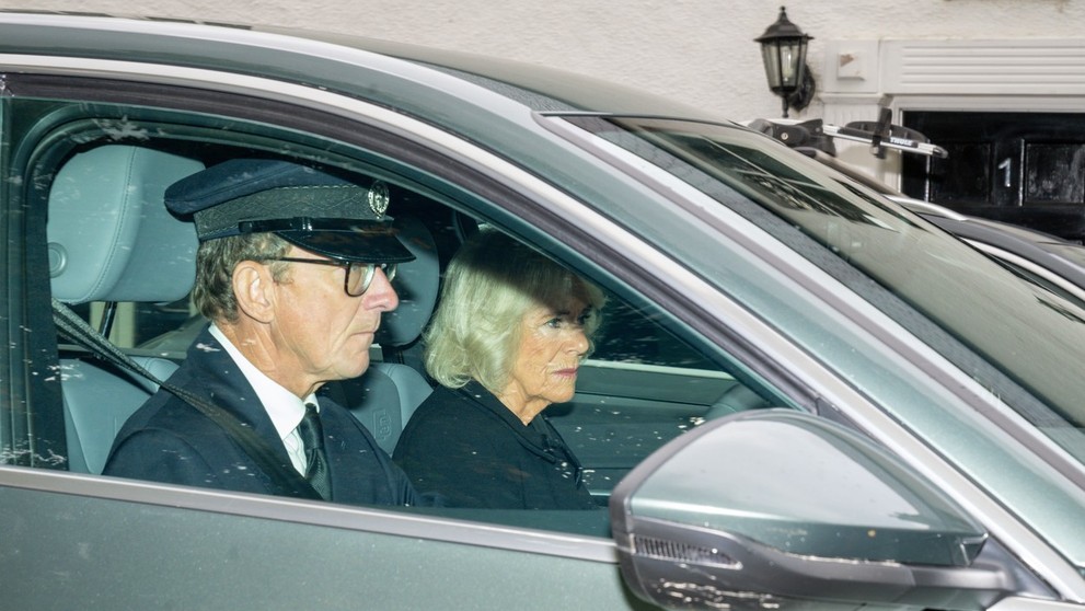 Kráľa Karola III. prvýkrát videli po smrti jeho matky, ako spolu s kráľovnou manželkou Camillou odcestovali zo škótskeho zámku Balmoral.