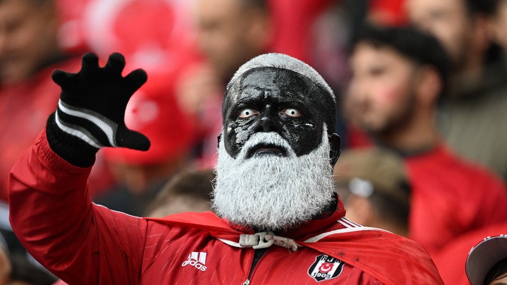 Fanúšik Turecka vo farbách Besiktasa Istanbul.