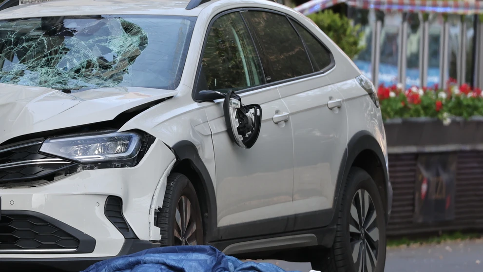 V Lipsku vrazilo do davu auto.