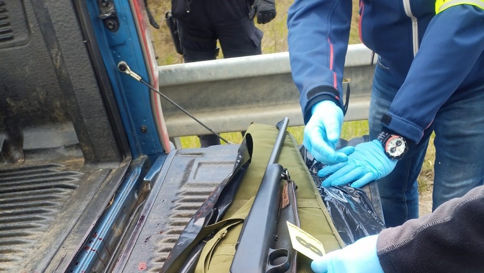 Enviropolícia zadržala troch mužov, ktorí prevážali nelegálne uloveného medveďa.