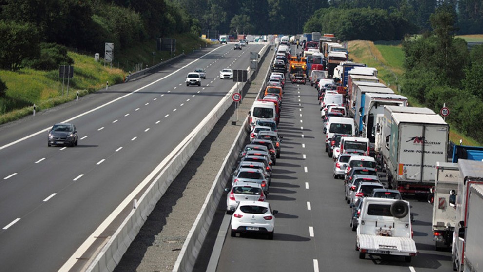 Na danom úseku diaľnice sa tvoria veľké kolóny. 