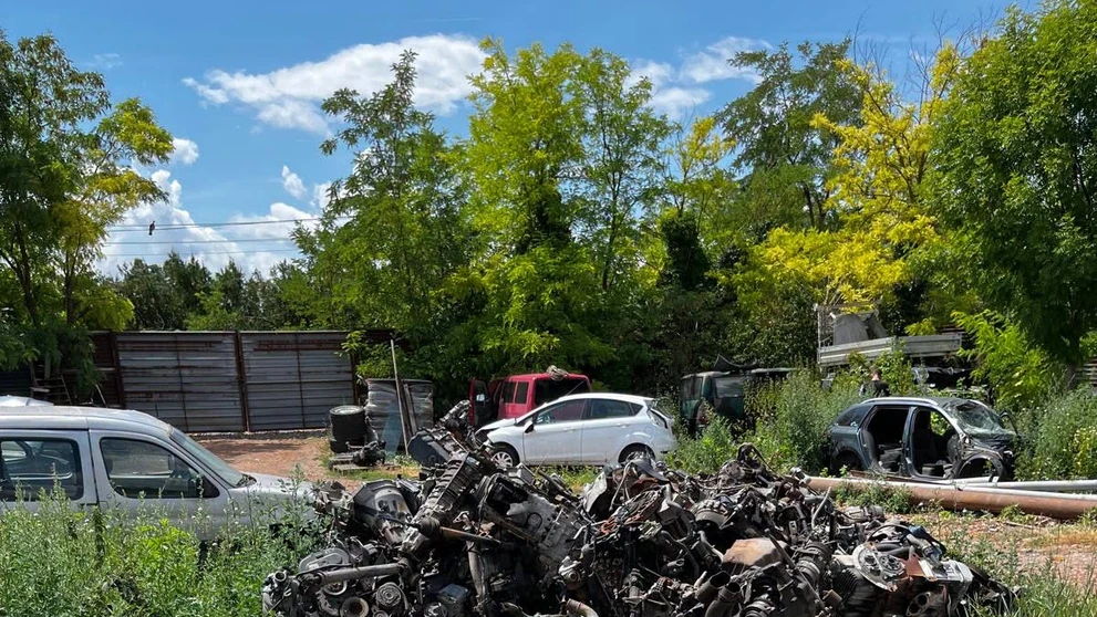 Enviropolícia preveruje pri Komárne nelegálny odpad zo starých áut.