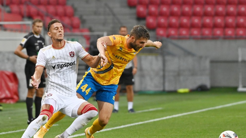 Na snímke vľavo hráč Trnavy Alex Iván a hráč Pohronia Timotej Záhumenský.