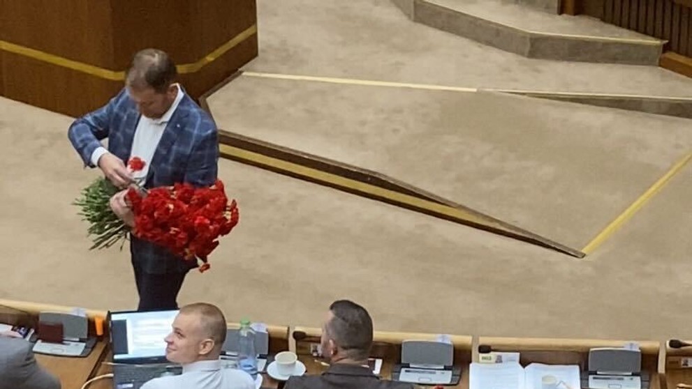 Matovič rozdával v pléne NRSR karafiáty.