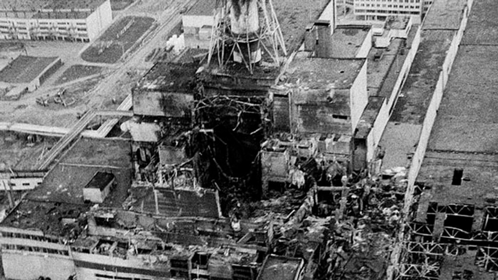 Na archívnej leteckej snímke z apríla 1986 je ukrajinská jadrová elektráreň v Černobyle dva alebo tri dni po tom, čo v jej kompl