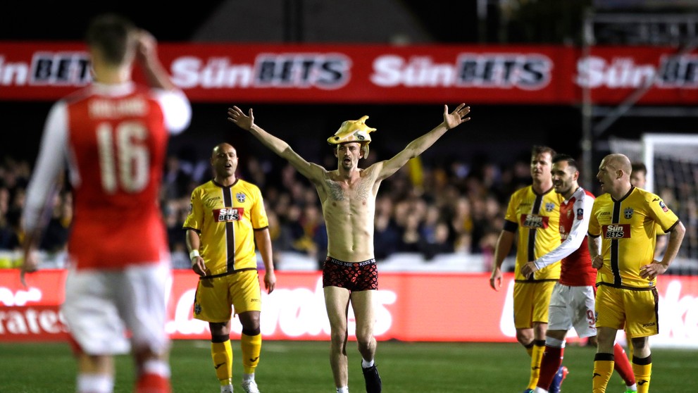 Fanúšik Suttonu vbehol na trávnik počas duelu jeho tímu v 5. kole FA Cupu proti Arsenalu.