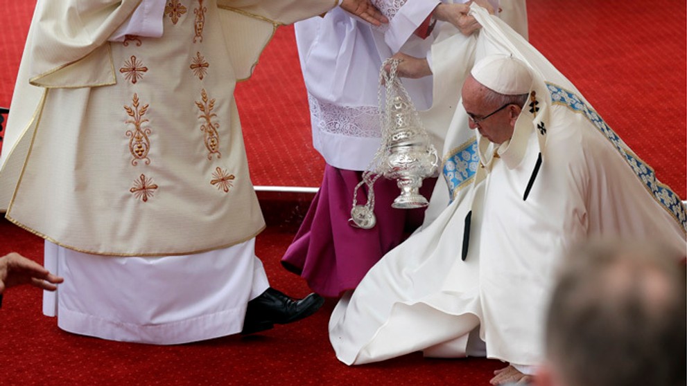 Pápež František sa pošmykol počas príchodu na slávnostnú svätú omšu v Czestochowej. 