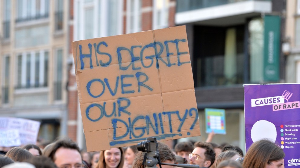 Študenta medicíny usvedčili zo znásilnenia, no trestu sa vyhol