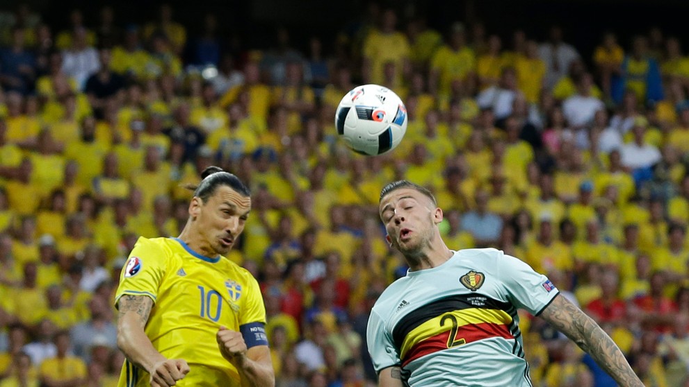 Na snímke vľavo švédsky útočník Zlatan Ibrahimovič a vpravo belgický hráč Toby Alderweireld.