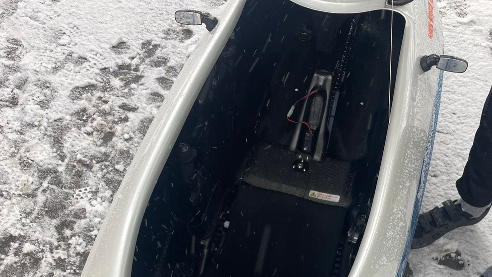 Sotva pochopiť, ako sa muž do auta natlačil.