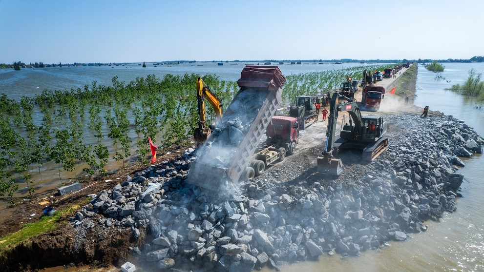 Na druhom najväčšom jazere Číny sa pretrhla hrádza.