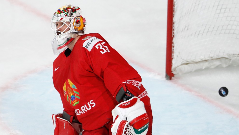 Prekonaný bieloruský brankár Kevin Lalande po strele Radka Gudasa.