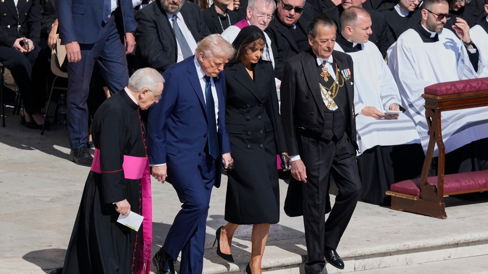 Donald Trump a Melania Trumpová na pohrebe pápeža Františka