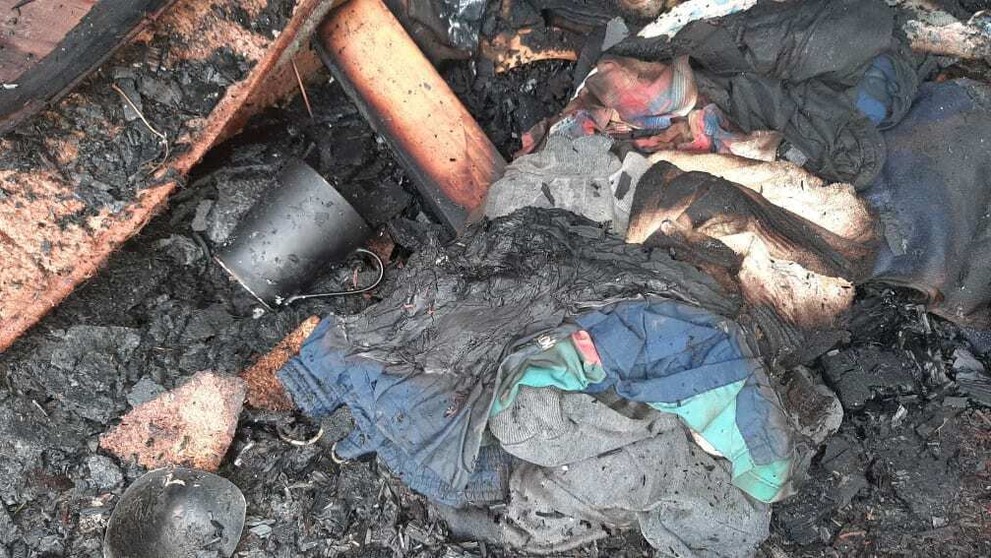 Interiér garáže, v ktorej zhoreli dvaja bezdomovci.