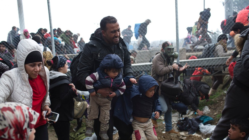 Stovky migrantov sa vrhli na hraničný plot pri meste Gevgelija.