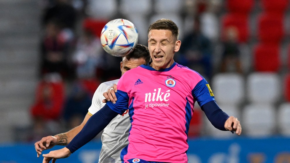 Zľava Lukáš Ďuriška (AS Trenčín) a Ivan Šaponjič (ŠK Slovan Bratislava) v zápase 13. kola Fortuna ligy.