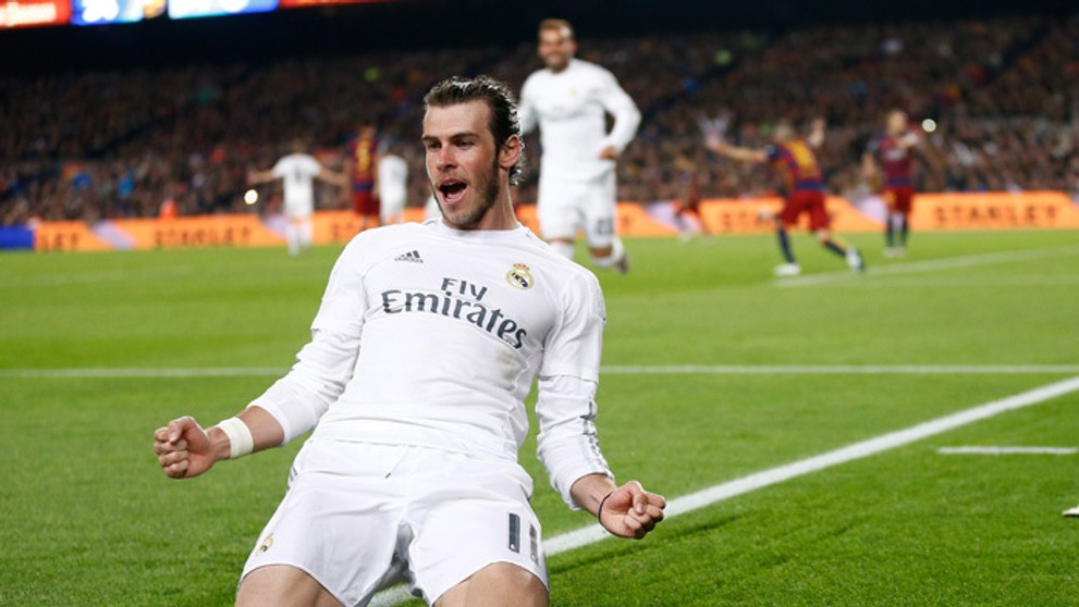 Hráč Realu Madrid Gareth Bale oslavuje druhý gól do siete FC Barcelona počas El Clásico.