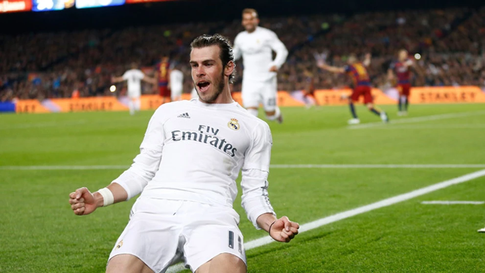 Hráč Realu Madrid Gareth Bale oslavuje druhý gól do siete FC Barcelona počas El Clásico.