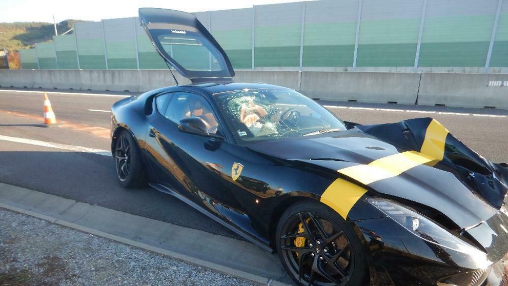 Havarované Ferrari F152 na R1 pri Žarnovici.