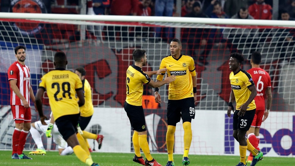 Útočník Guillaume Hoarau z Young Boys Bern oslavuje so spoluhráčmi gól v dueli EL proti Olympiacosu Pireus.