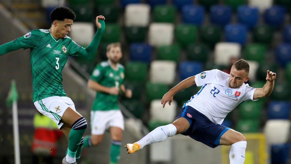 Marek Rodák vyráža loptu vo finále play off EURO 2020 na pôde Severného Írska.