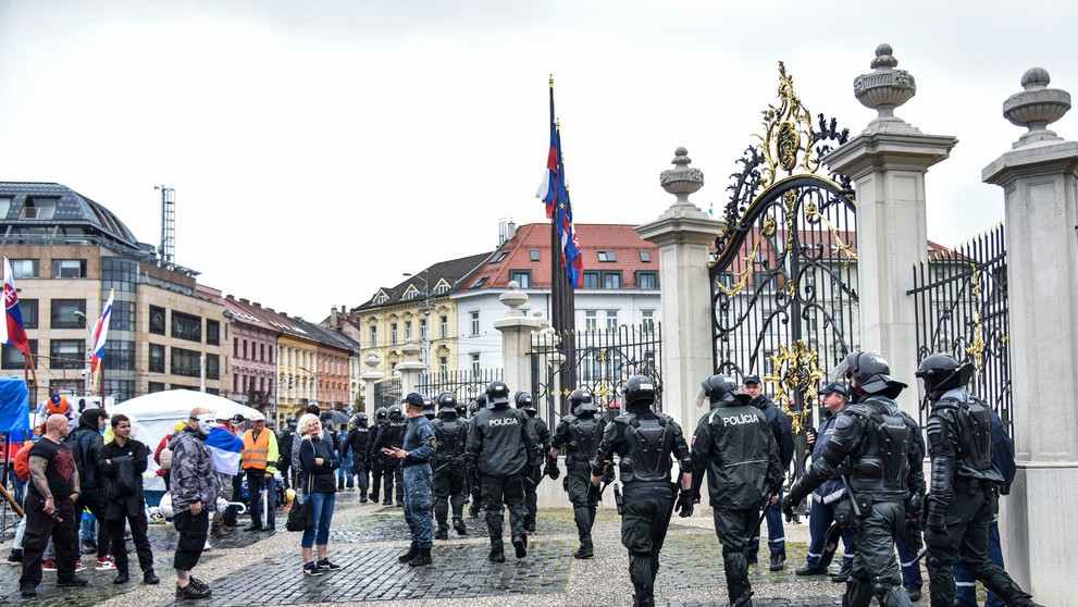 Nastúpení ťažkoodenci na Hodžovom námestí.