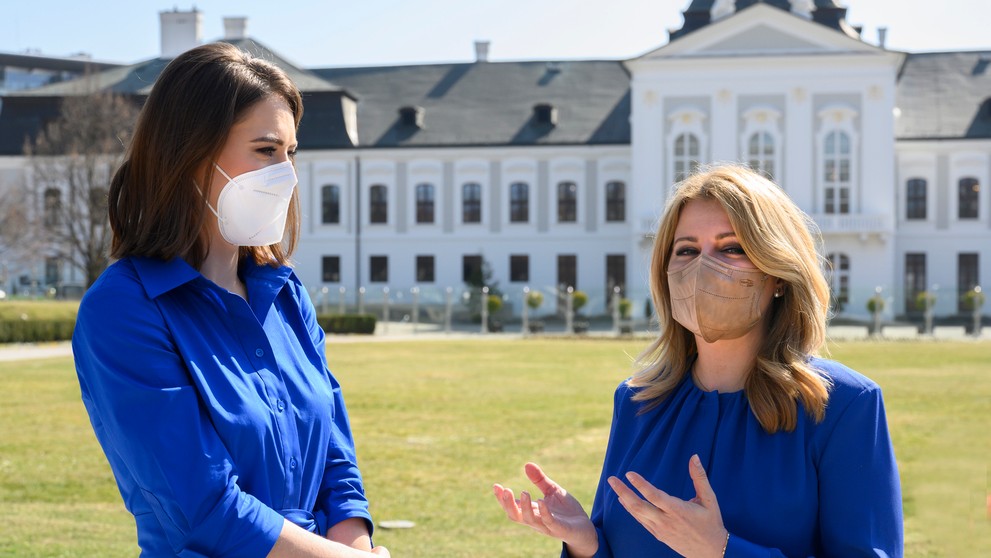 Na snímke vpravo prezidentka SR Zuzana Čaputová, ktorá prijala Petru Vlhovú v záhrade Prezidentského paláca. 