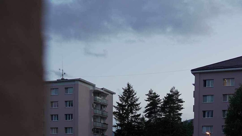 Fotomontáž medveďa medzi bytovkami