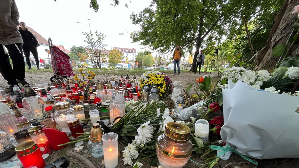 Okrem sviečok nosia aj kvety