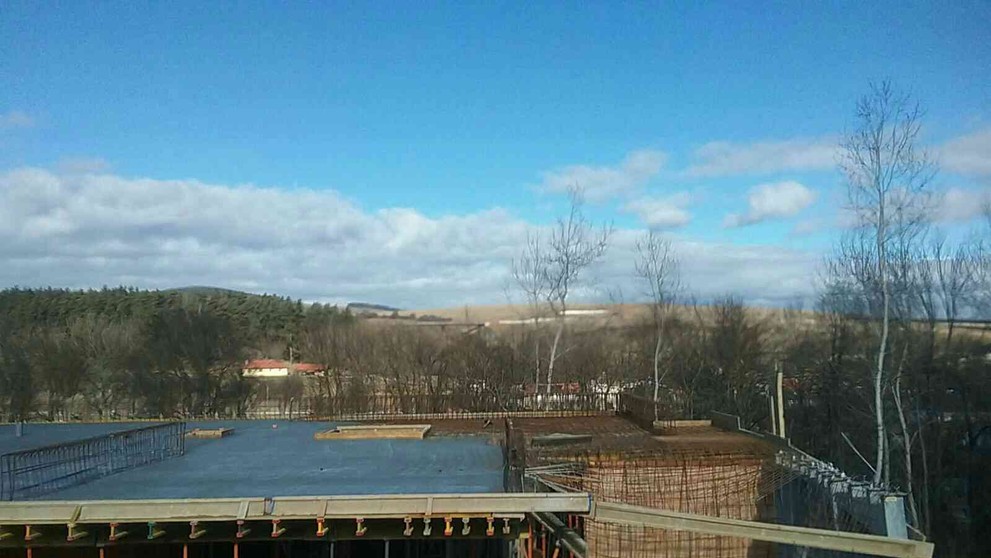 Pri stavbe rodinného domu sa pod robotníkmi prepadlo šalovacie debnenie.