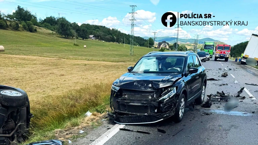 BMW v protismere narazilo do kamióna (3)