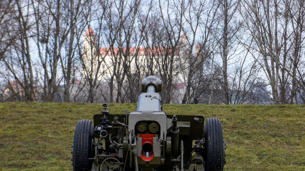 O salvy sa postarali delostrelci 21. samohybného delostreleckého oddielu generálmajora Alexandra Kordu z Michaloviec, s použitím ťahaných húfnic 122 mm HD-30.