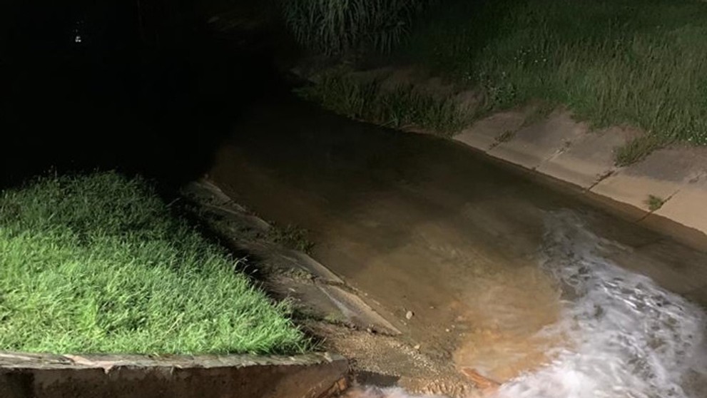 Rupert Grint (druhý zľava) a Georgia Groome s kočíkom