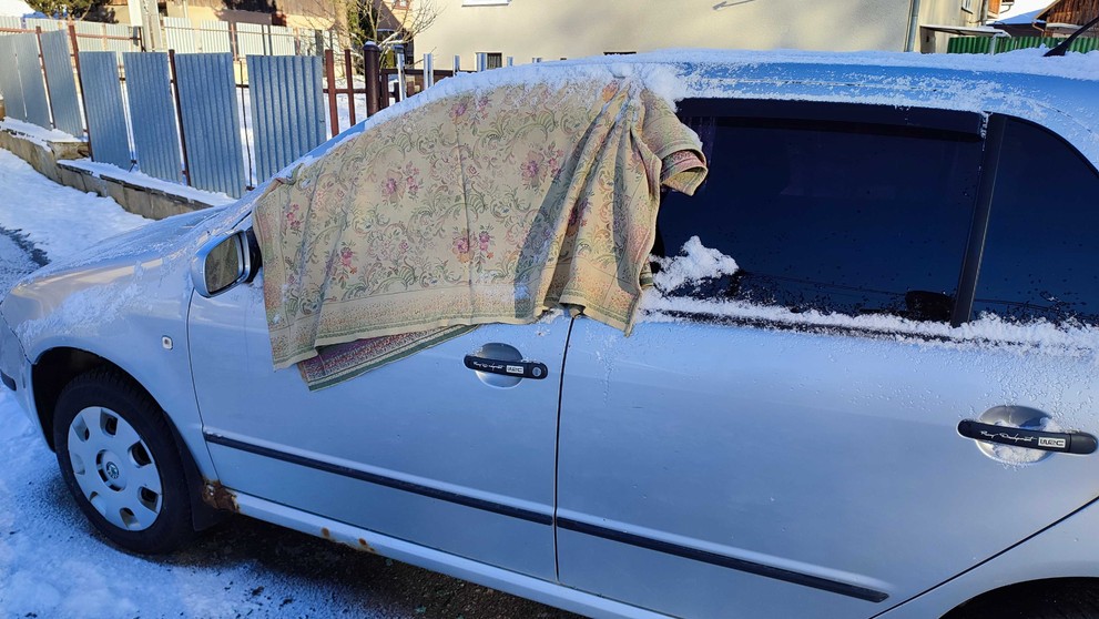 Poškodené autá v Hermanovciach.