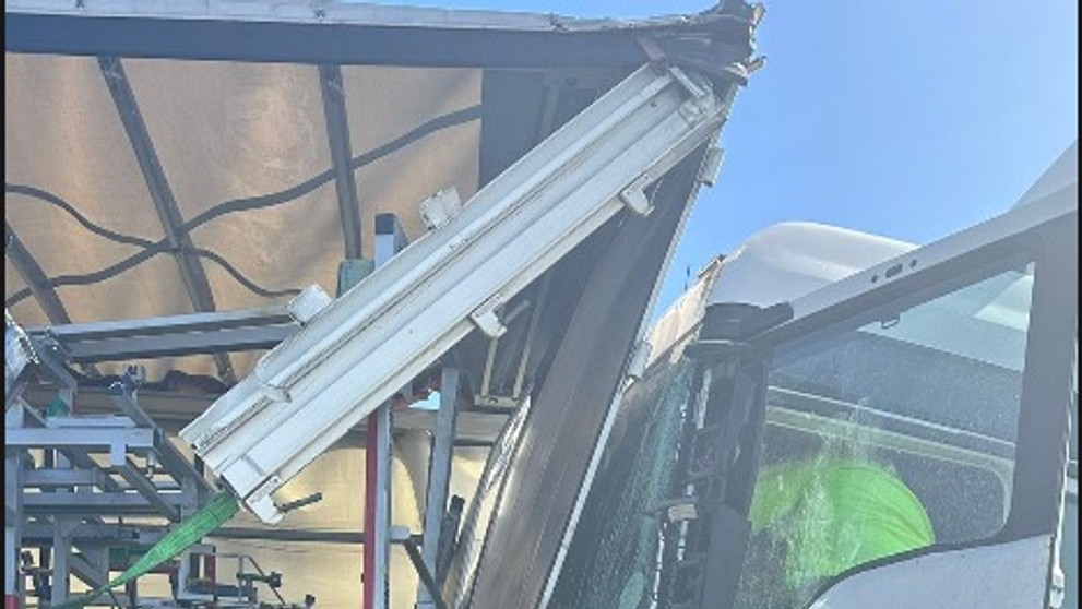 Na D2 sa zrazili tri kamióny.