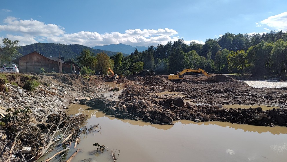 Slovenský tím so štyrmi pásovými rýpadlami pomáha v Slovinsku