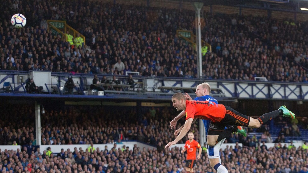 Peter Maslo v popredí) z Ružomberka hlavičkuje pred Davym Klassenom z Evertonu v dueli predkola EL.