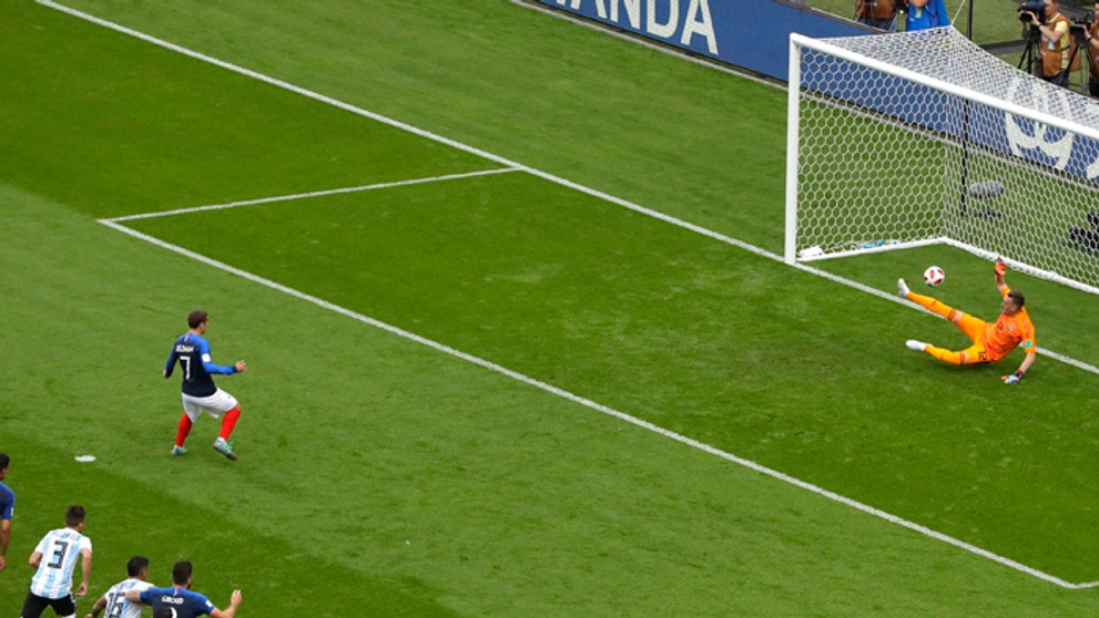 Francúzsky reprezentant Antoine Griezmann dáva Argentíne gól v osemfinále MS.