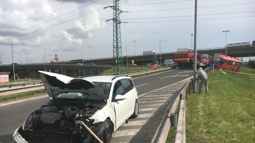 Autobus sa zrazil s autom.