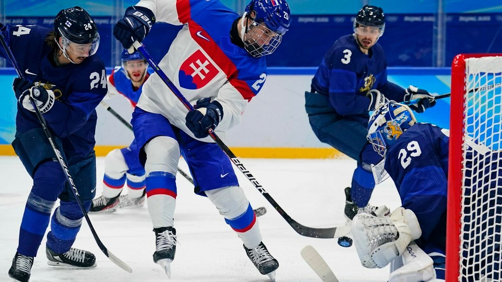Juraj Slafkovský strieľa gól Fínom v dueli ZOH 2022.