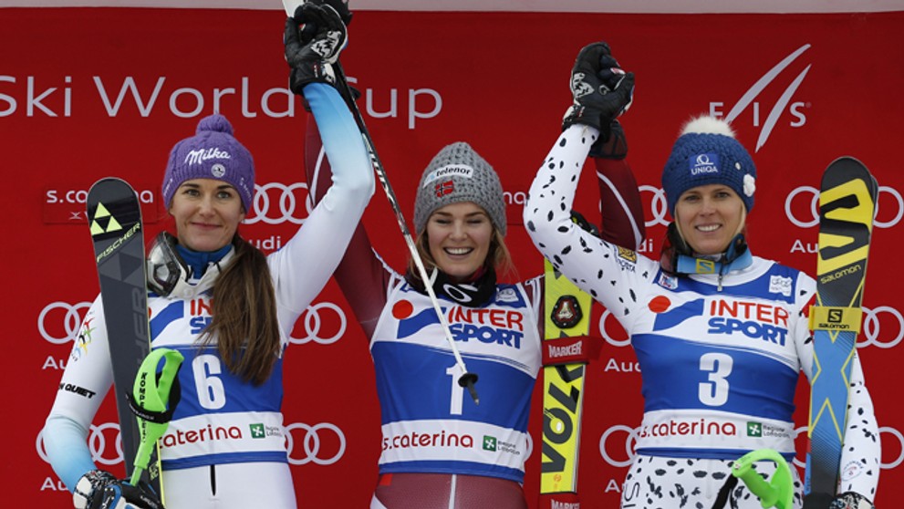 Víťazná Nórka Nina Loesethová v slalome SP v Santa Caterine, Šárka Strachová a tretia Veronika Velez-Zuzulová.