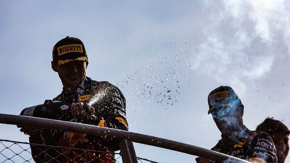 Max Verstappen pokračuje v dominancii.