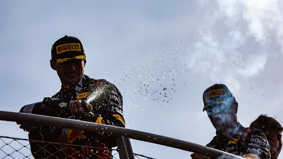 Max Verstappen pokračuje v dominancii.