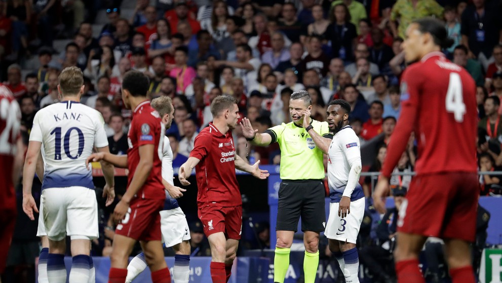 Christian Eriksen z Tottenhamu páli na bránku Liverpoolu vo finále LM.